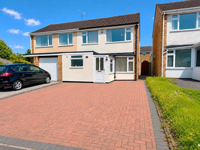 3 Bedroom Semi-Detached House For Sale In Frobisher Road, Rugby, CV22