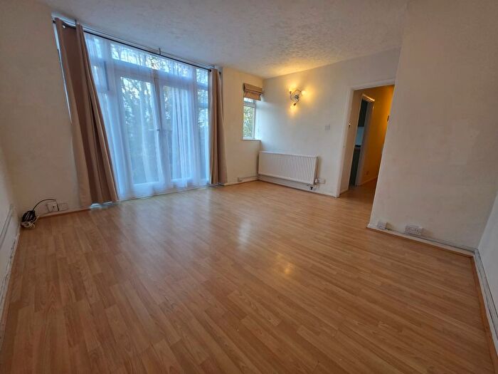 2 Bedroom Flat To Rent In The Larches, Luton, Bedfordshire, LU2