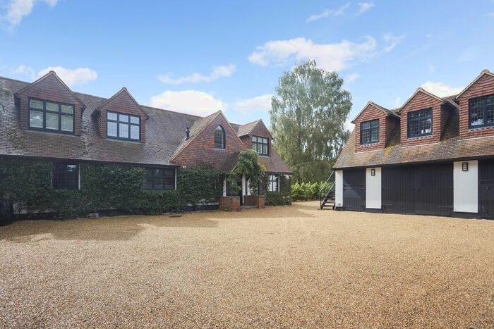 4 Bedroom Detached House To Rent In Hare Hill, Addlestone, KT15