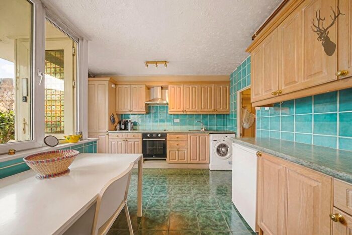 3 Bedroom Flat For Sale In Pulteney Close, E3
