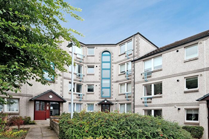 2 Bedroom Flat To Rent In Rosebank Gardens, Aberdeen, AB11