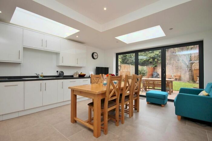 2 Bedroom Flat To Rent In Earlsfield Road, Earlsfield, London, SW18