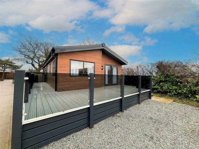 2 Bedroom Mobile/park Home For Sale In Cliffe Country Lodges, Cliffe Common, Selby, YO8