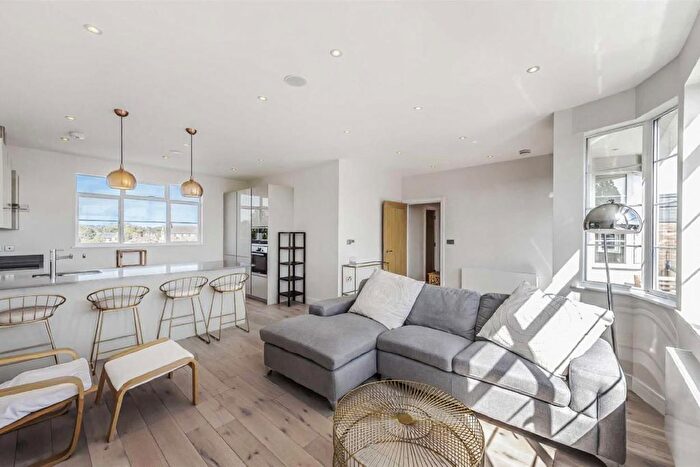 2 Bedroom Flat To Rent In Oman Court, Gladstone Park, NW2