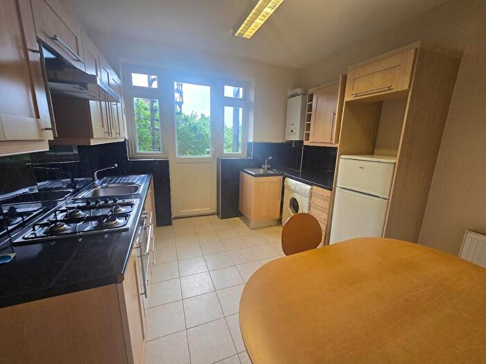 3 Bedroom Flat To Rent In Woodstock Road, London, NW11