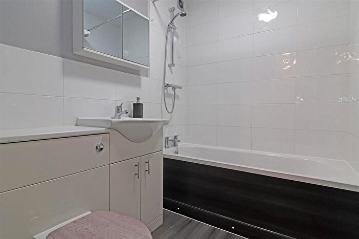 1 Bedroom Flat For Sale In Garlands Road, Redhill, RH1