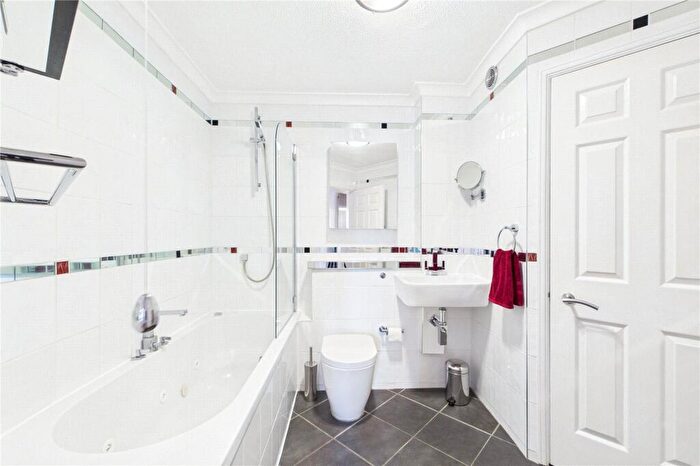 2 Bedroom Apartment To Rent In Stanbury Gate, Spencers Wood, Reading, Berkshire, RG7