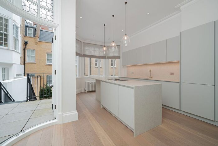 3 Bedroom Flat To Rent In Cadogan Place, London, SW1X