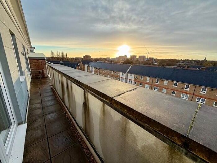 2 Bedroom Apartment To Rent In Heron Way, Maidenhead, SL6