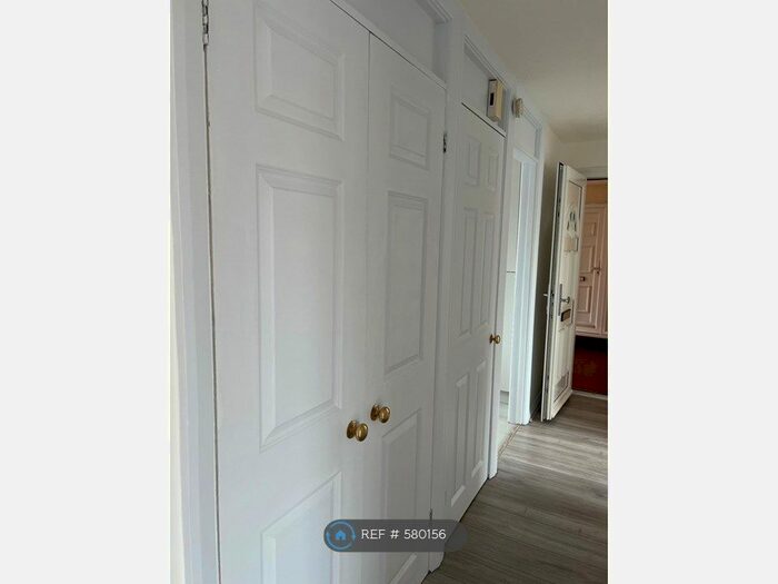 2 Bedroom Flat To Rent In The Farmlands, Northolt, UB5