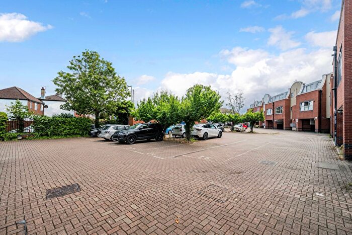 1 Bedroom Flat For Sale In Barnsbury Lane, Surbiton, KT5