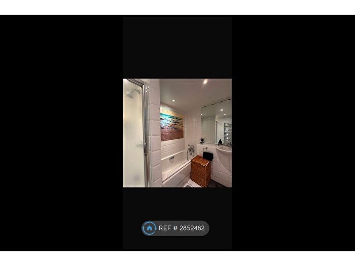 1 Bedroom Flat To Rent In Town Meadow, Brentford, TW8