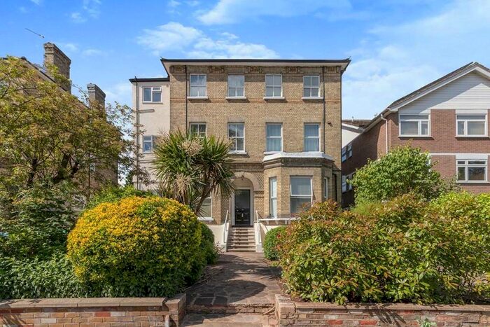 Flat To Rent In Parklands, Surbiton, KT5