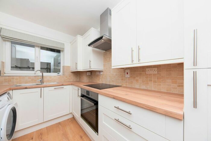 2 Bedroom Flat To Rent In Hanover Court, SW19