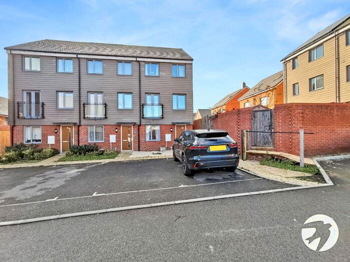 4 Bedroom Semi-Detached House To Rent In Allington Way, Swanley, Kent, BR8