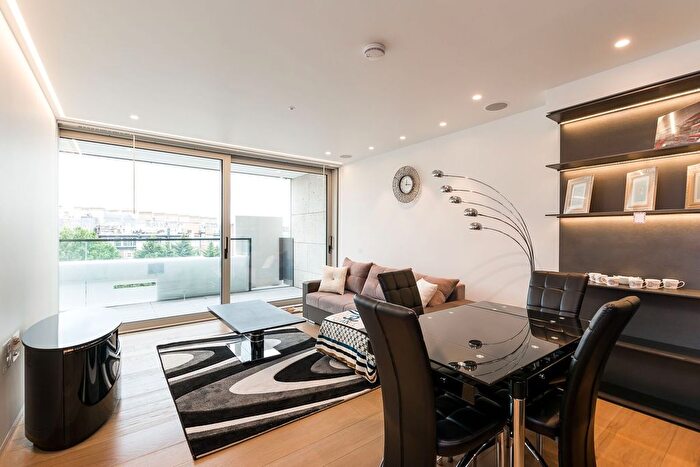 3 Bedroom Flat To Rent In Buckingham Palace Road, Victoria, London, SW1W
