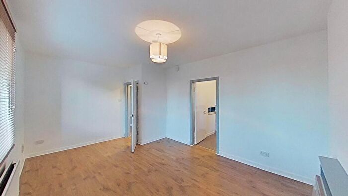 2 Bedroom Flat To Rent In Royston Mains Road, Edinburgh, EH5