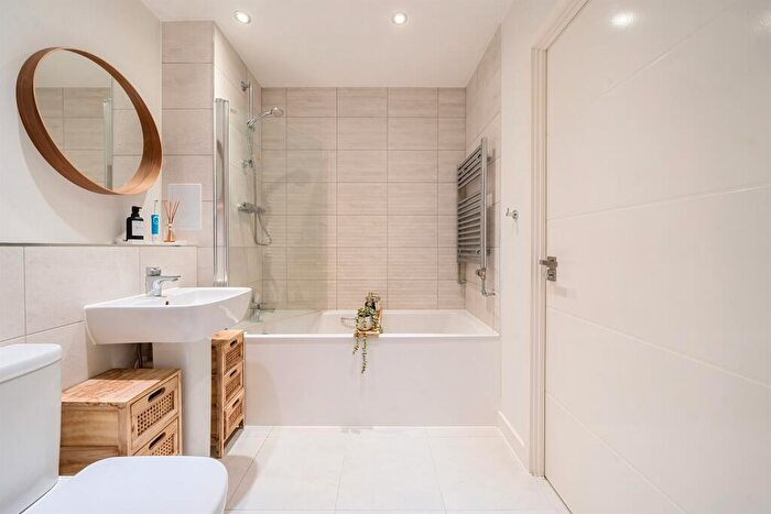 1 Bedroom Flat For Sale In Lakeside Drive, London, NW10