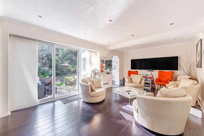 4 Bedroom Detached House For Sale In The Rise, Edgware, HA8