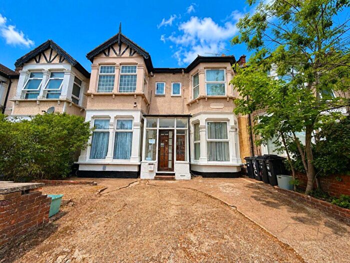 1 Bedroom Flat For Sale In Kensington Gardens - Ilford - London -, IG1