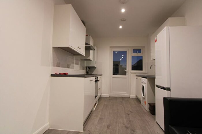 4 Bedroom Flat To Rent In Hawkhurst Way, New Malden, KT3