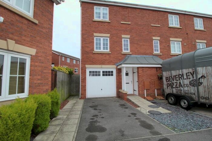 3 Bedroom Town House To Rent In Halecroft Park, Kingswood, Hull, HU7