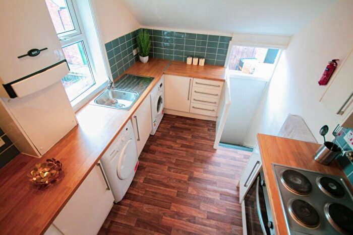 5 Bedroom Flat To Rent In Amble Grove, Newcastle Upon Tyne, NE2