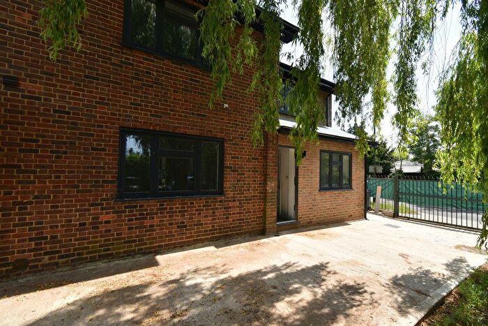 4 Bedroom Flat To Rent In Birchen Grove, NW9