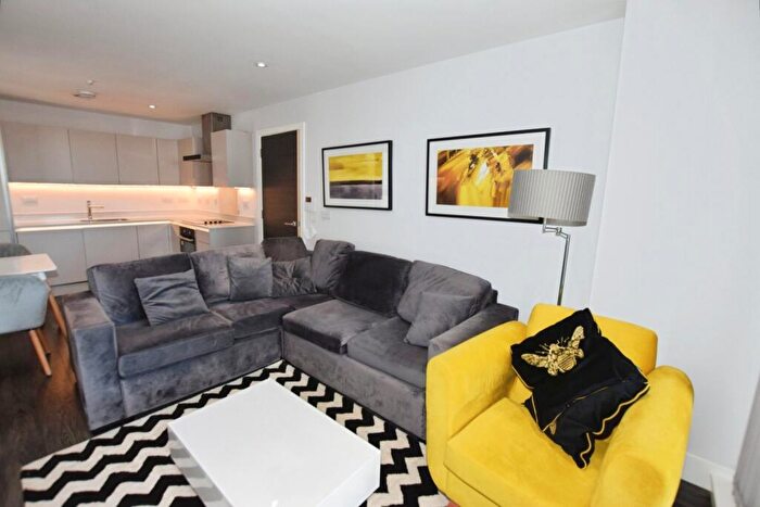 2 Bedroom Flat To Rent In Hallmark Tower, Cheetham Hill Road, Green Quarter, Manchester, M4