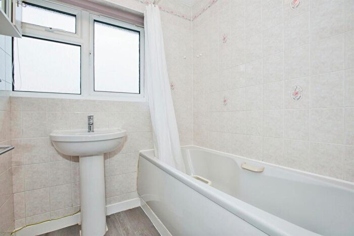 3 Bedroom Semi-Detached House For Sale In Wessex Road, Yeovil, BA21