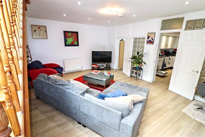 3 Bedroom Apartment To Rent In Hornsey Road, Islington, London, N19