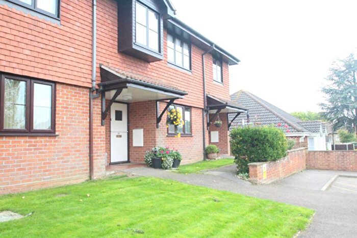 2 Bedroom Flat To Rent In Old Farm Court Billericay Retirement Flat Over S, CM12