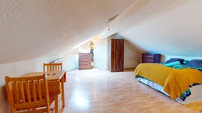 Studio To Rent In James Avenue, London, NW2