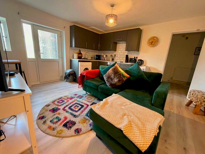 2 Bedroom Flat To Rent In York Place, Newport, NP20