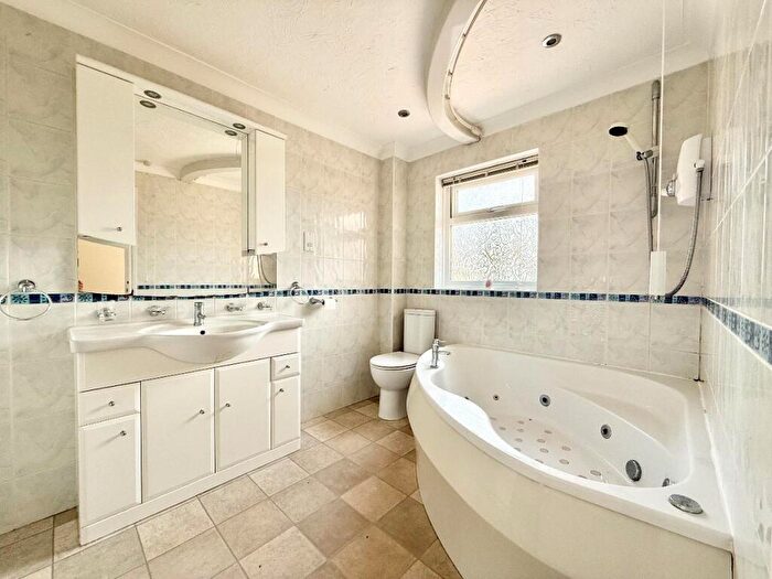 2 Bedroom Bungalow For Sale In Ashleigh Close, Canvey Island, SS8