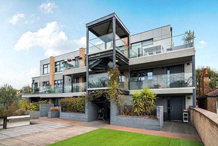 2 Bedroom Flat For Sale In Chesterfield Grove, London, SE22