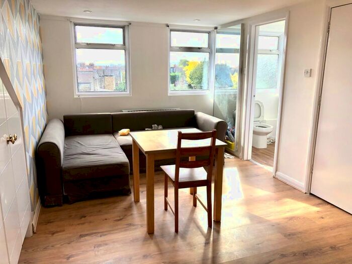Studio To Rent In Park Avenue, London N13