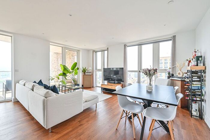 2 Bedroom Flat To Rent In Duncombe House, Woolwich, London, SE18