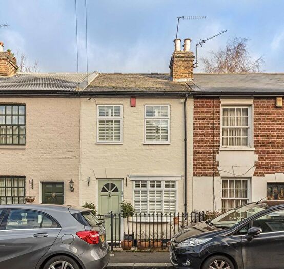 2 Bedroom Property For Sale In Tolson Road, Old Isleworth, TW7