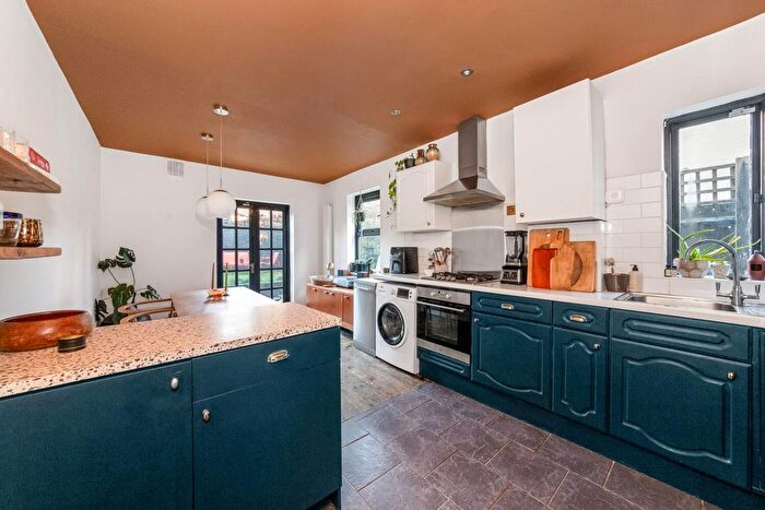 2 Bedroom Flat For Sale In Wolfington Road, West Norwood, London, SE27