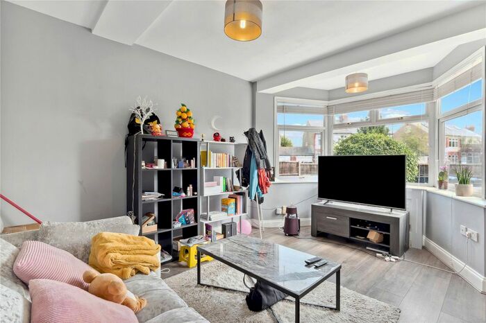 1 Bedroom Flat To Rent In Farm Road, Winchmore Hill, N21