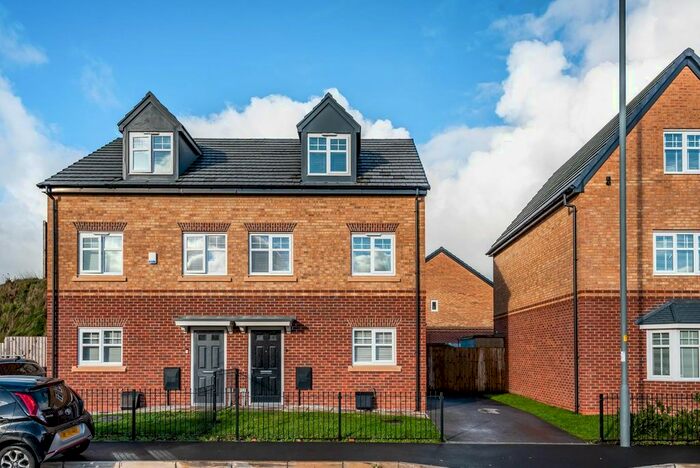 3 Bedroom Semi-Detached House To Rent In Gibfield Park Avenue, Atherton, Manchester, M46