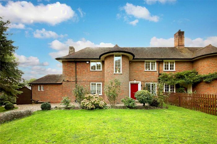 3 Bedroom Semi-Detached House For Sale In Beaconsfield Road, Coleshill, Amersham HP7