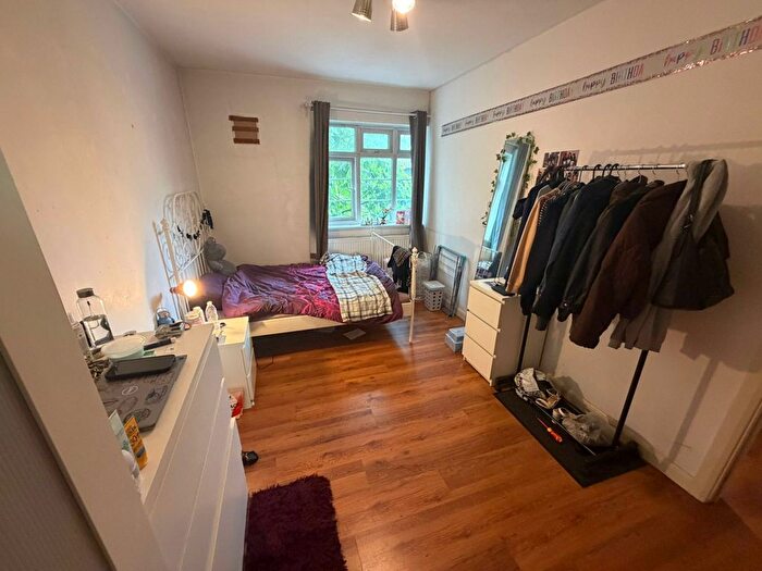 3 Bedroom Flat To Rent In Old Kent Road, London, SE1