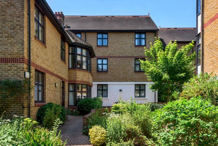 2 Bedroom Flat To Rent In Esher Park Avenue, Esher, KT10