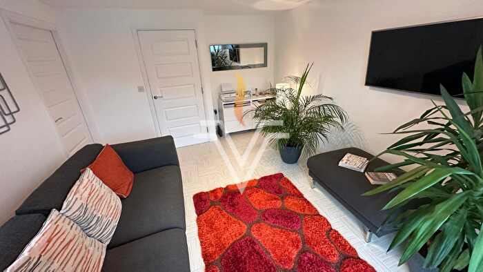 3 Bedroom Semi-detached House For Sale In The Moorings, Coventry, CV1