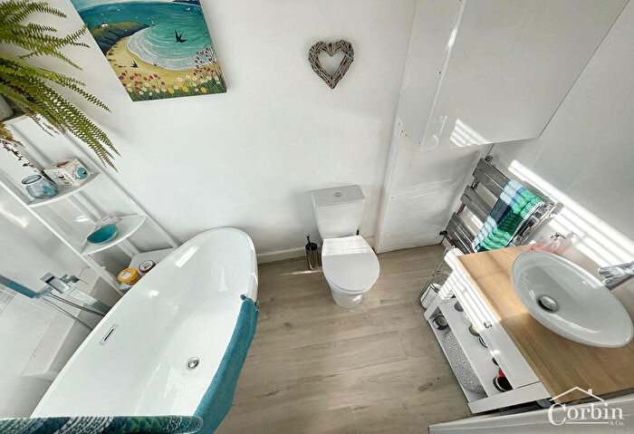2 Bedroom Detached Bungalow For Sale In Headswell Crescent, Bournemouth, Dorset, BH10