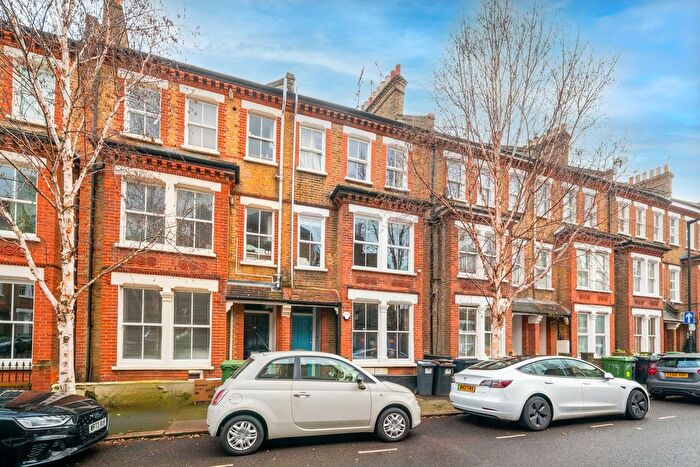 2 Bedroom Flat For Sale In Heyford Avenue, London, SW8
