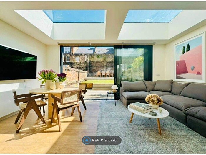 2 Bedroom Flat To Rent In Loftus Road, London, W12