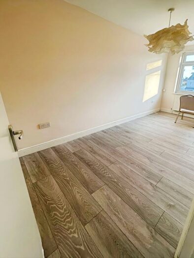 2 Bedroom Flat To Rent In -Bedroom First Floor Flat, RM5